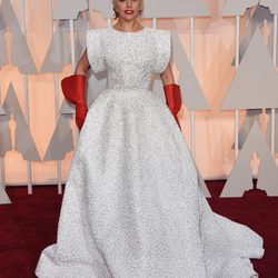 Lady Gaga sorprendió en la alfombra roja con un curioso diseño de Azzedine Alaïa