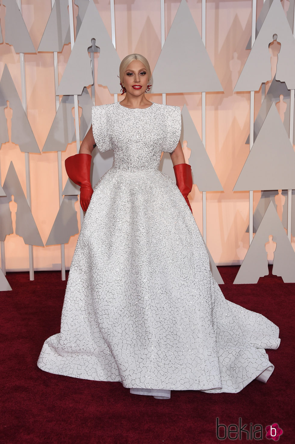 Lady Gaga sorprendió en la alfombra roja con un curioso diseño de Azzedine Alaïa