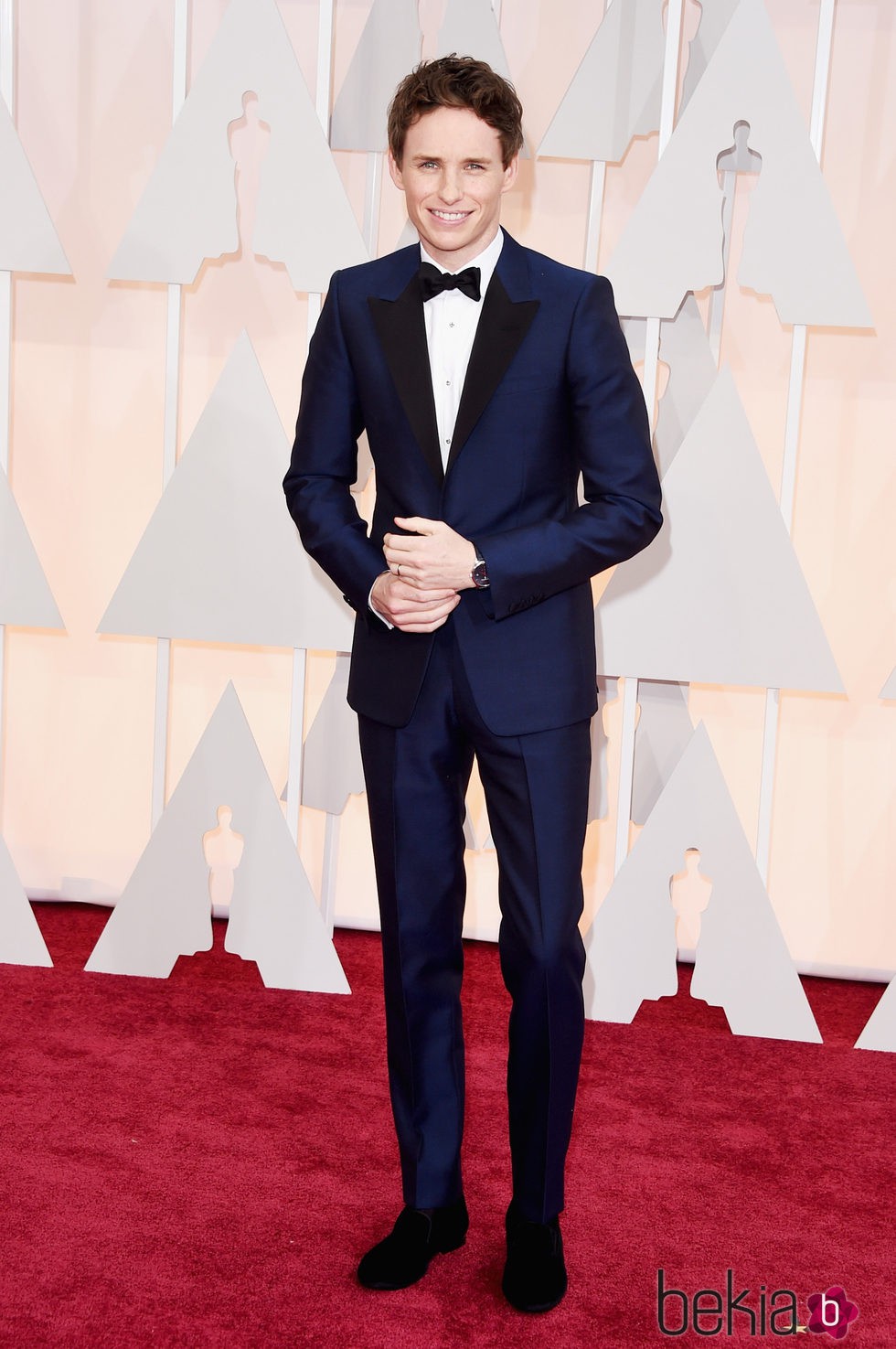 Eddie Redmayne con un esmoquin azul marino en la alfombra roja de los Oscar 2015