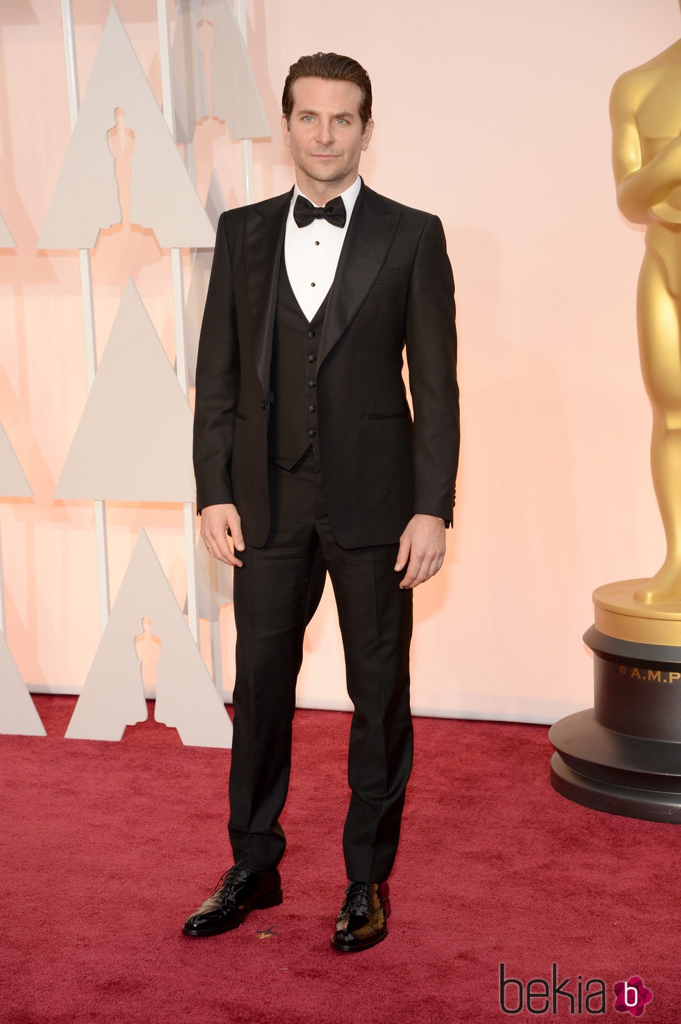 Bradley Cooper con un esmoquin negro en la alfombra roja de los Oscar 2015