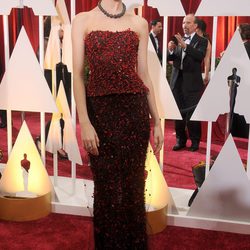 Behati Prinsloo en los Oscar 2015 con un vestido de Armani Privé