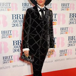Janelle Monáe con un traje de terciopelo de Armani en los Brit Awards 2015