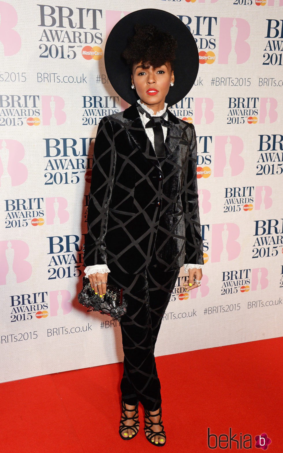 Janelle Monáe con un traje de terciopelo de Armani en los Brit Awards 2015