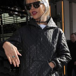 Rihanna con un curioso gorro de lluvia transparente con orejitas