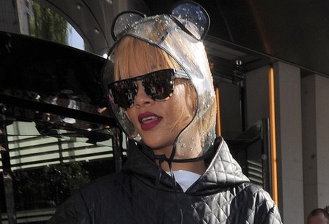 Rihanna con un curioso gorro de lluvia transparente con orejitas