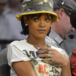 Rihanna luce un gorro de pescador con estampado de camuflaje