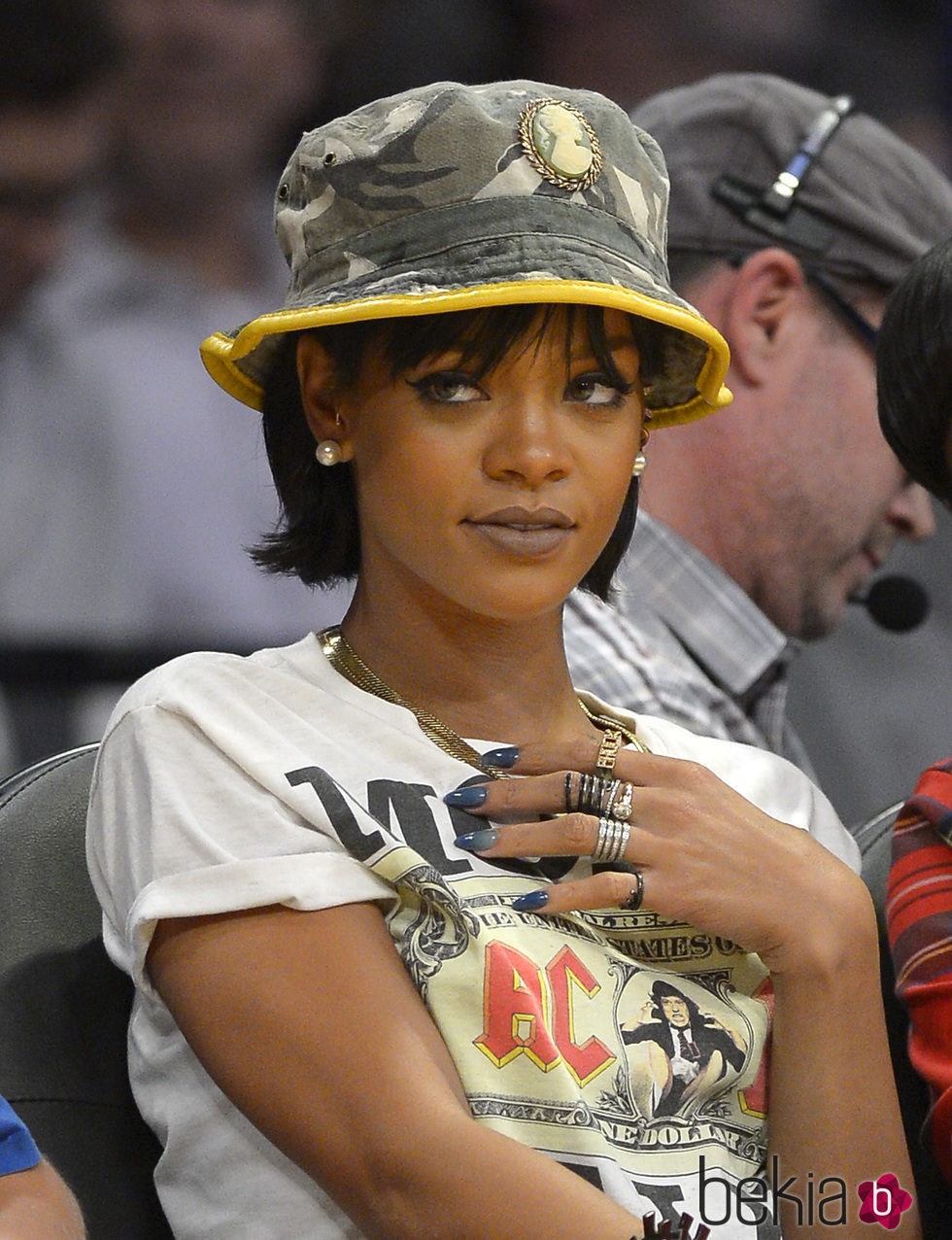 Rihanna luce un gorro de pescador con estampado de camuflaje