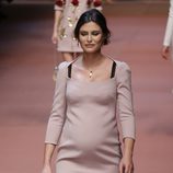 Bianca Balti con vestido en nude de Dolce & Gabbana en Milán Fashion Week