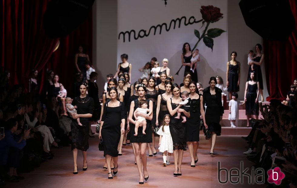 Dolce & Gabbana se inspira en la 'mamma' italiana para su pasarela Milán Fashion Week
