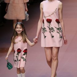 Vestido en rosa con estampados de flores de Dolce & Gabbana en Milán Fashion Week