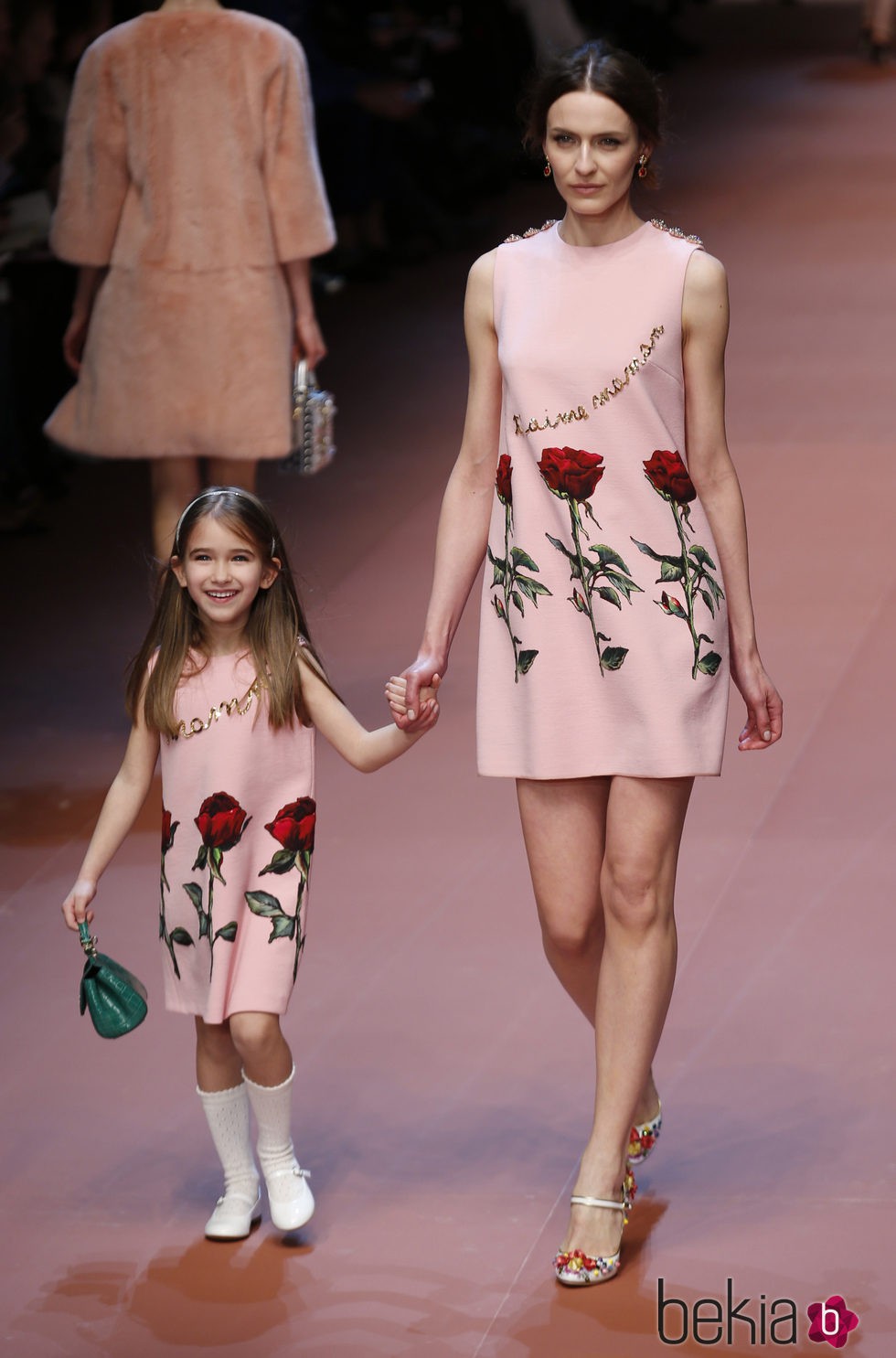 Vestido en rosa con estampados de flores de Dolce & Gabbana en Milán Fashion Week