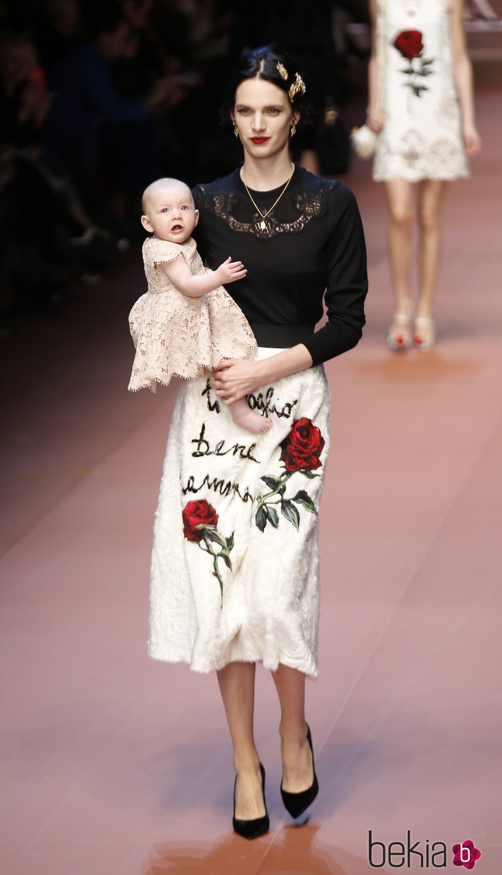 Jersey azul marino y falda blanca de Dolce & Gabbana en Milán Fashion Week