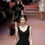 Vestido negro de encaje y falda de vuelo de Dolce & Gabbana en Milán Fashion Week