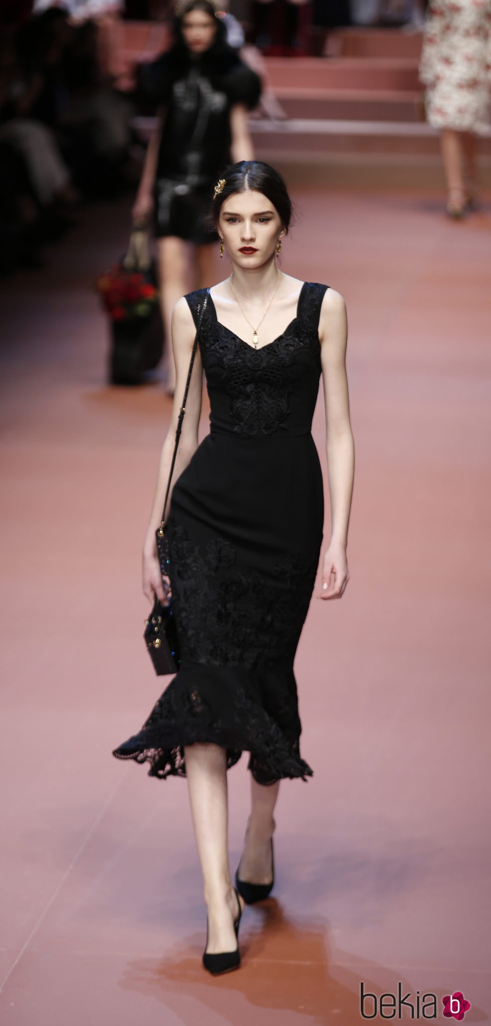 Vestido negro de encaje y falda de vuelo de Dolce & Gabbana en Milán Fashion Week
