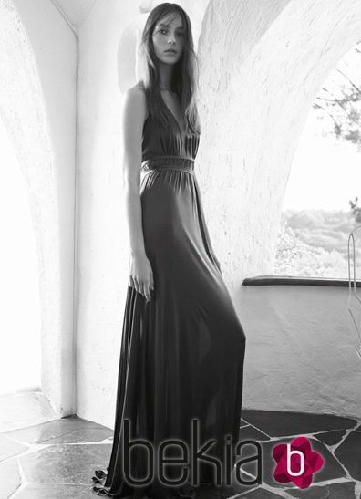Julia Bergshoeff con un vestido largo de la colección primavera/verano 2015 de Adolfo Domínguez