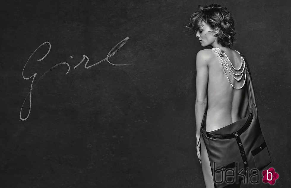 Vanessa Paradis posando para Chanel en su campaña '3 Chicas, 3 Bolsos'
