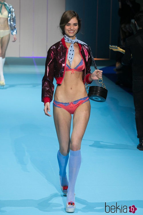 Lencería en color coral y azul de Etam en la antesala de la pasarela Paris Fashion Week 2015