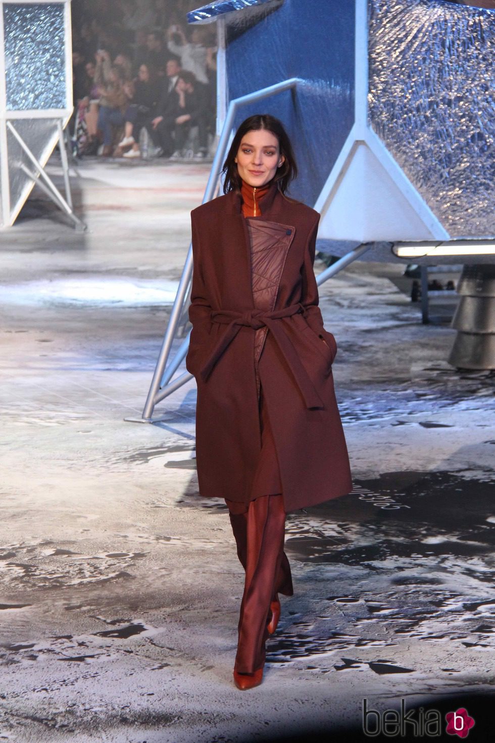 Abrigo marsala de H&M en Paris Fashion Show otoño/invierno 2015/2016