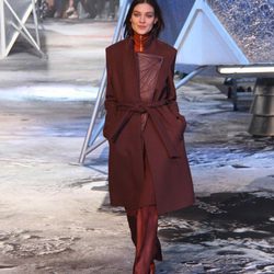 Abrigo marsala de H&M en Paris Fashion Show otoño/invierno 2015/2016