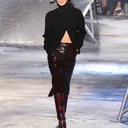 Falda plastificada de H&M en Paris Fashion Show otoño/invierno 2015/2016