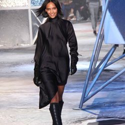 Vestido negro de corte asimétrico de H&M en Paris Fashion Show otoño/invierno 2015/2016