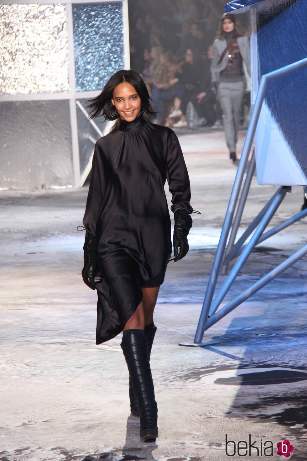 Vestido negro de corte asimétrico de H&M en Paris Fashion Show otoño/invierno 2015/2016