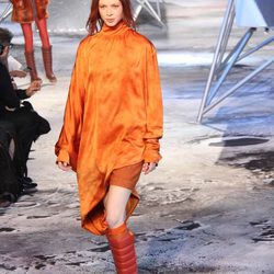 Vestido naranja de H&M en Paris Fashion Show otoño/invierno 2015/2016