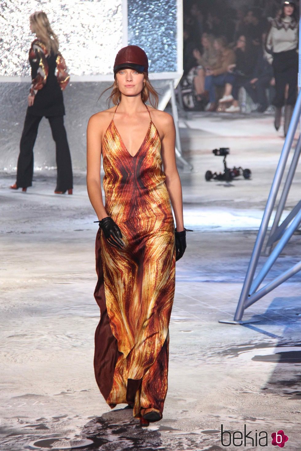 Vestido de colores solares de H&M en Paris Fashion Show otoño/invierno 2015/2016