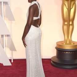 Lupita Nyong'o mostrando la parte trasera de su Calvin Klein en los Oscar 2015