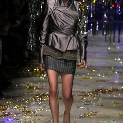 Chaqueta estampada y falda de rayas de la colección otoño/invierno 2015 de Vivienne Westwood