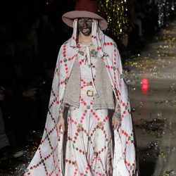 Vestido y capa con motivos étnicos de la colección otoño/invierno 2015 de Vivienne Westwood