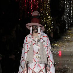 Vestido y capa con motivos étnicos de la colección otoño/invierno 2015 de Vivienne Westwood