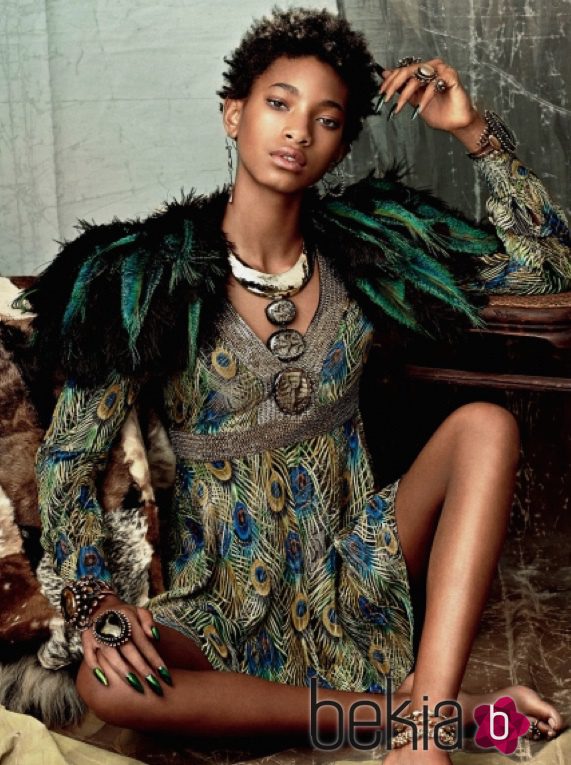Willow Smith posando con un look étnico de la colección primavera 2015 de CR Fashion Book