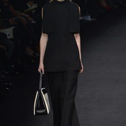 Vestido negro de la colección otoño/invierno 2015 de Valentino en Paris Fashion Week