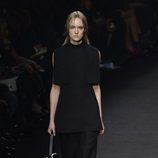 Vestido negro de la colección otoño/invierno 2015 de Valentino en Paris Fashion Week