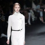 Vestido blanco de la colección otoño/invierno 2015 de Valentino en Paris Fashion Week