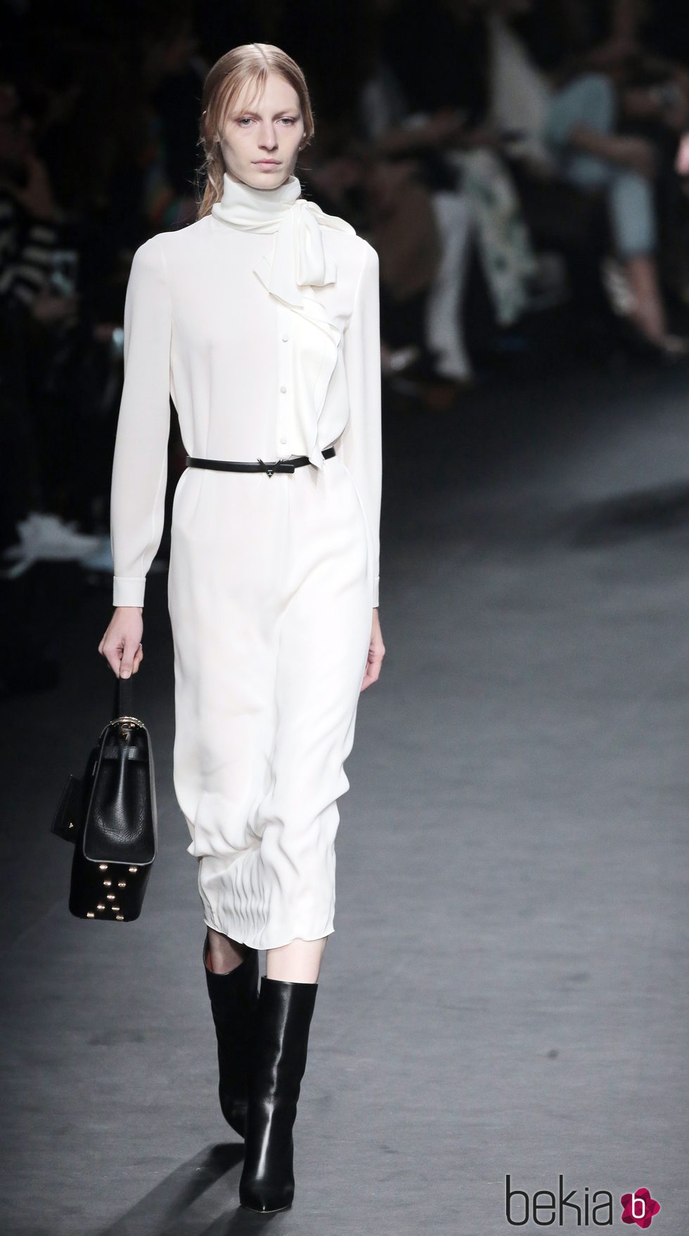 Vestido blanco de la colección otoño/invierno 2015 de Valentino en Paris Fashion Week
