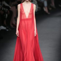 Vestido rojo de la colección otoño/invierno 2015 de Valentino en Paris Fashion Week