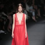 Vestido rojo de la colección otoño/invierno 2015 de Valentino en Paris Fashion Week