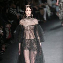 Vestido negro transparente de la colección otoño/invierno 2015 de Valentino en Paris Fashion Week