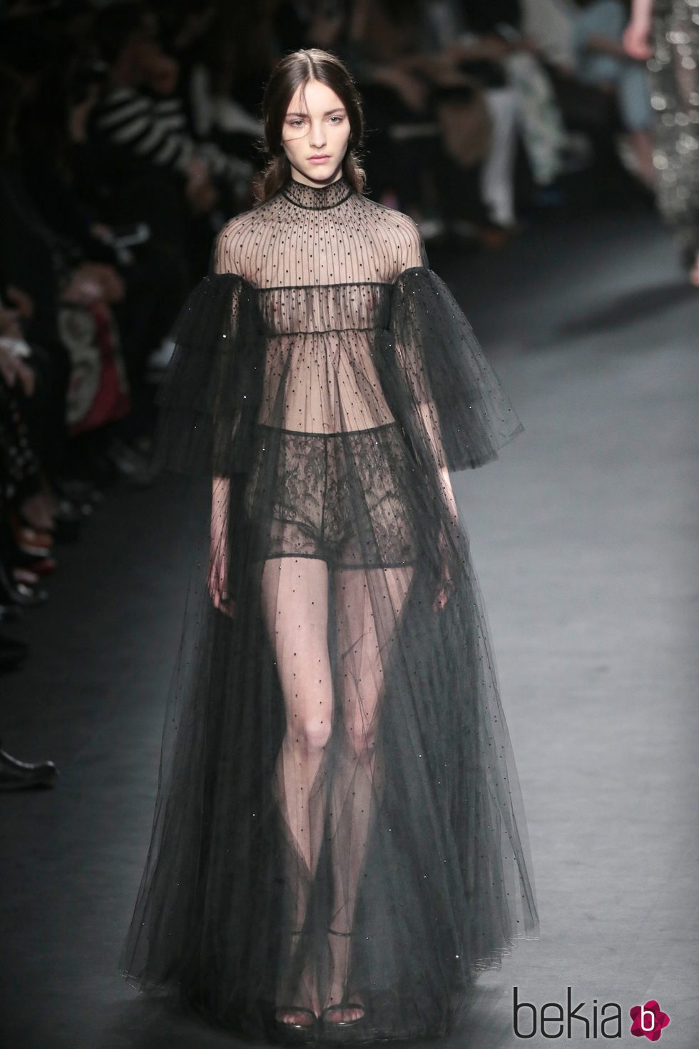Vestido negro transparente de la colección otoño/invierno 2015 de Valentino en Paris Fashion Week