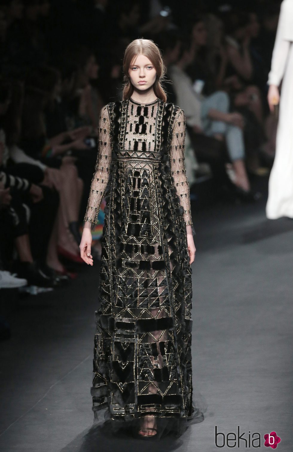 Vestido negro con terciopelo de la colección otoño/invierno 2015 de Valentino en Paris Fashion Week