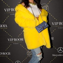 Rihanna disfrazada de gata y con un abrigo amarillo pollo