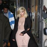 Kim Kardashian con un vestido de maya en nude en la Paris Fashion Week