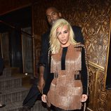Kim Kardashian con un vestido de flecos en color oro de Balmain