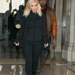 Kim Kardashian con leggings negros y sudadera en la Semana de la Moda de París