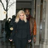 Kim Kardashian con leggings negros y sudadera en la Semana de la Moda de París
