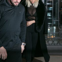 Kim Kardashian con un look total black con transparencias en la Paris Fashion Week