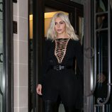 Kim Kardashian con un jumpsuit negro y botas 'peep toe' en la Paris Fashion Week