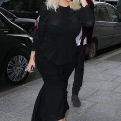 Kim Kardashian con un vestido negro en la Paris Fashion Week